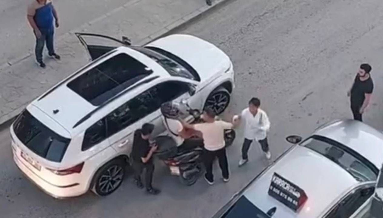 Van’da trafikte bıçaklı kavga vanda trafikte bicakli kavga M8YLUH4G