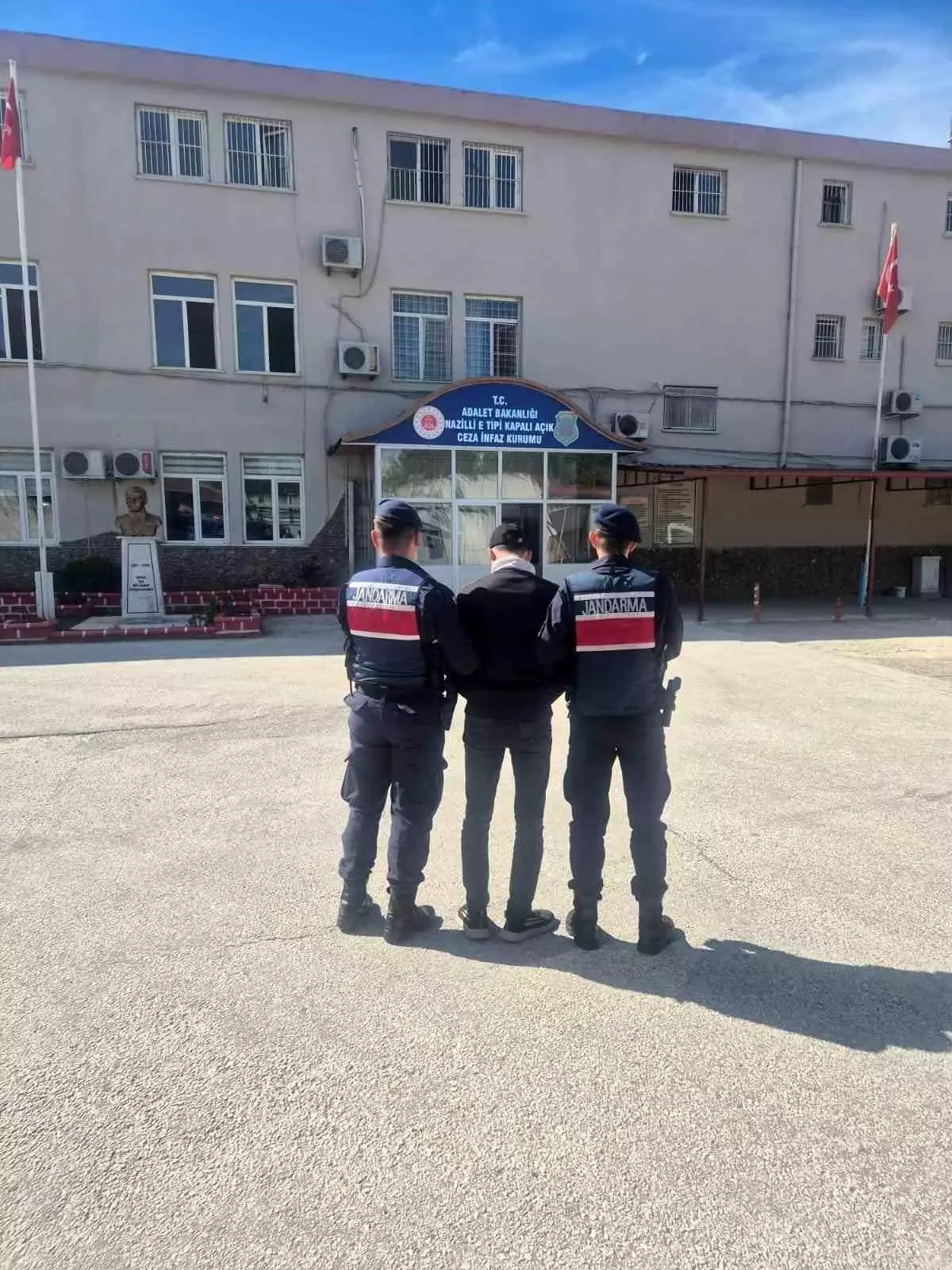 aranan hirsiz jandarma tarafindan yakalandi Ire6SRFV.jpg