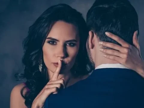 Astrolojide sadakat sinirlarini zorlayan aldatma egilimli 4 kadin burcu EOPPlvUC